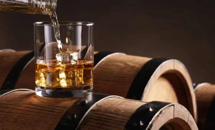 Tarifat e Trump godasin whiskey-n, ndalon prodhimin distileria e Jim Beam