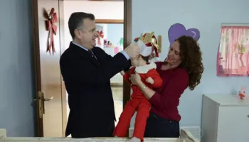 Taulant Balla dhe ministrja Sala festojnë Krishtlindjen me fëmijët pa kujdes prindëror