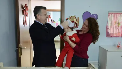 Taulant Balla dhe ministrja Sala festojnë Krishtlindjen me fëmijët pa kujdes prindëror