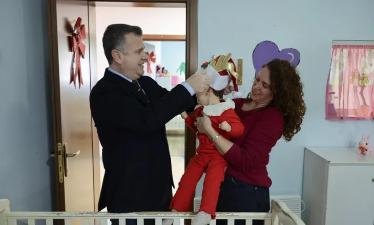 Taulant Balla dhe ministrja Sala festojnë Krishtlindjen me fëmijët pa kujdes prindëror