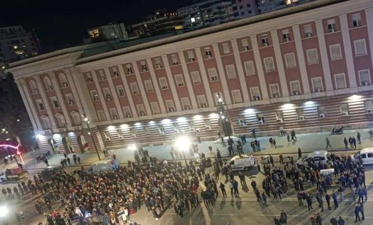 Taulant Balla vijon ironinë ndaj PD pas “Foltores”: Ku vajtën krushqit? Dasmë si mos më keq këtë javë