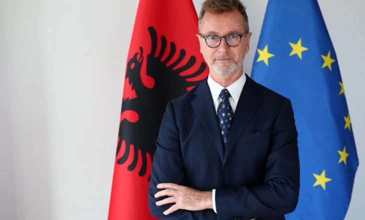 “Të rinjtë janë larguar”/ Thirrja e Ambasadorit të BE në Tiranë: Punoni fort për anëtarësimin në familjen europiane