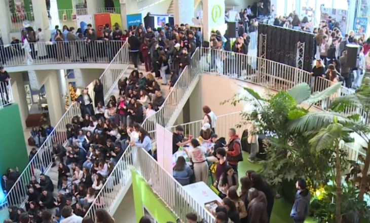 Të rinjtë ‘pushtojnë’ Piramidën për 8 dhjetorin, Gonzato: Nxitoni për reformat, BE në krahun tuaj