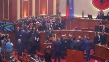 Televizioni Fox News në SHBA: Kaos në Kuvendin e Shqipërisë, opozita përplaset me mazhorancën kundër mbrojtjes së Ballukut