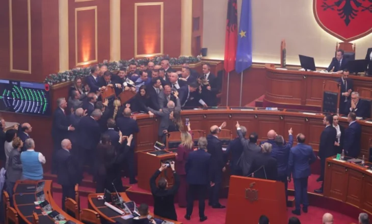 Televizioni Fox News në SHBA: Kaos në Kuvendin e Shqipërisë, opozita përplaset me mazhorancën kundër mbrojtjes së Ballukut