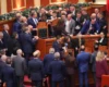 Tensione dhe përplasje në Kuvend, çfarë nuk u pa në seancën parlamentare (Foto)