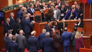 Tensione dhe përplasje në Kuvend, çfarë nuk u pa në seancën parlamentare (Foto)