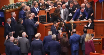 Tensione dhe përplasje në Kuvend, çfarë nuk u pa në seancën parlamentare (Foto)