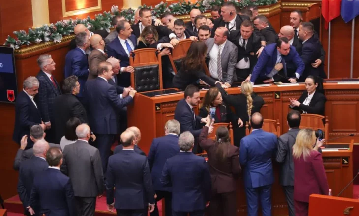 Tensione dhe përplasje në Kuvend, çfarë nuk u pa në seancën parlamentare (Foto)