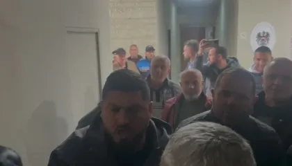 Tensione në mbledhjen e Këshillit Bashkiak në Vlorë, shoferët e autobusëve tentojnë të futen në sallë: Hap derën! Dele jemi ne?!
