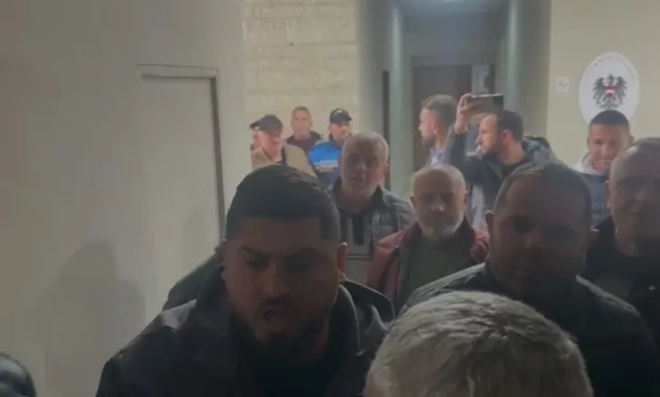 Tensione në mbledhjen e Këshillit Bashkiak në Vlorë, shoferët e autobusëve tentojnë të futen në sallë: Hap derën! Dele jemi ne?!