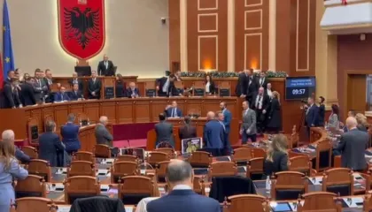 Tensione në seance, garda zapton kuvendin