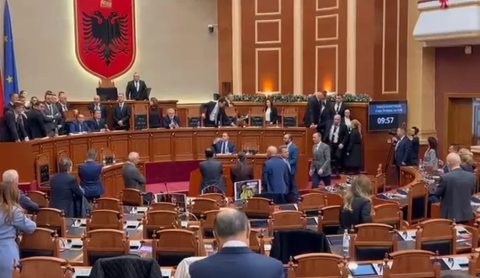 Tensione në seance, garda zapton kuvendin