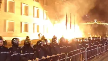 Tensionet gjatë protetës së opozitës, Balla mesazh kreut të PD: Sali ti nuk e djeg dot më Shqipërinë