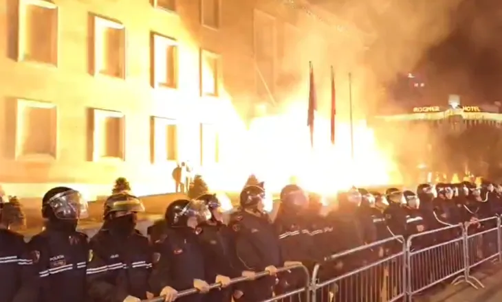 Tensionet gjatë protetës së opozitës, Balla mesazh kreut të PD: Sali ti nuk e djeg dot më Shqipërinë