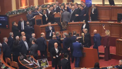 Tensionet në Kuvend, PS kërkon përjashtimin e 29 deputetëve të PD: Akte dhune të mirëorganizuara