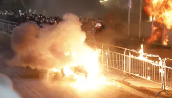 “Tensionet politike janë rritur javët e fundit”, Reuters për protestën e PD: Molotov drejt kryeministrisë, por s’pati përplasje me policinë