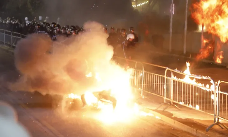 “Tensionet politike janë rritur javët e fundit”, Reuters për protestën e PD: Molotov drejt kryeministrisë, por s’pati përplasje me policinë