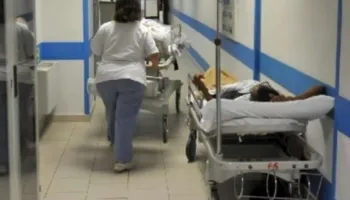 Tentoi të vriste shokun e dhomës në spital, arrestohet një 43-vjeçar