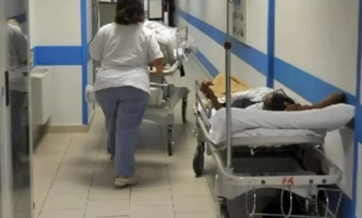 Tentoi të vriste shokun e dhomës në spital, arrestohet një 43-vjeçar