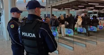 Tentuan të kalojnë kufirin me dokumente të falsifikuara, tre të arrestuar në Rinas