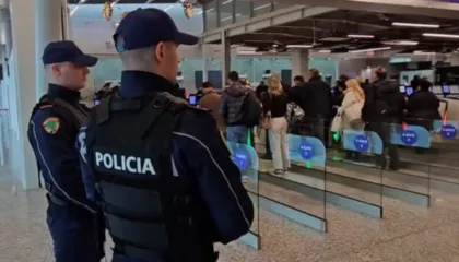 Tentuan të kalojnë kufirin me dokumente të falsifikuara, tre të arrestuar në Rinas