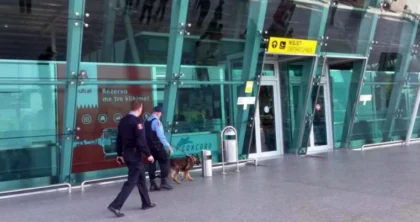 Tentuan të kalonin kufirin me dokumente të falsifikuara, arrestohen 3 turq në Rinas