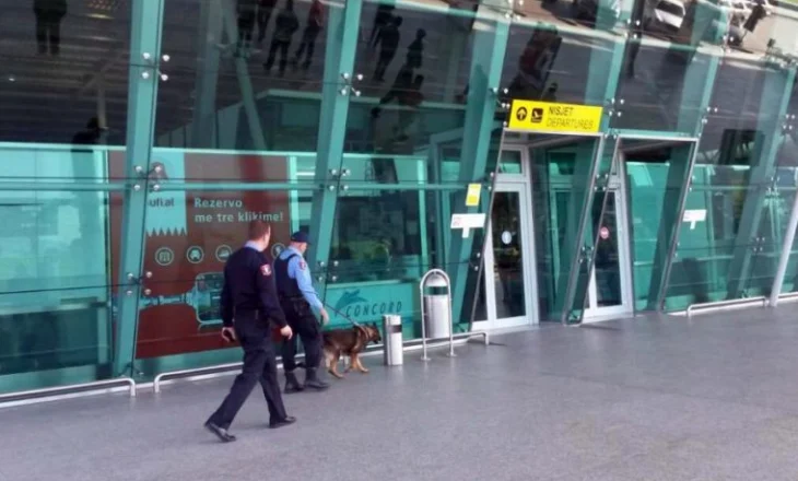 Tentuan të kalonin kufirin me dokumente të falsifikuara, arrestohen 3 turq në Rinas