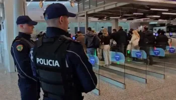 Tentuan të kalonin në Rinas me dokumente të falsifikuara, vihen në pranga 3 shtetas turq