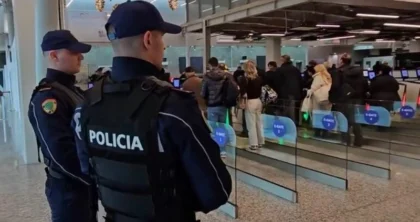 Tentuan të kalonin në Rinas me dokumente të falsifikuara, vihen në pranga 3 shtetas turq