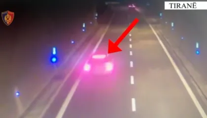 Tentuan të ndihmonin 12 emigrantë të paligjshëm të kalonin kufirin/ Vihen në pranga dy persona, në kërkim dy të tjerë