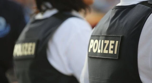 Tentuan t’i iknin policisë, aksidentohen rëndë dy shqiptarët në Gjermani (EMRAT)