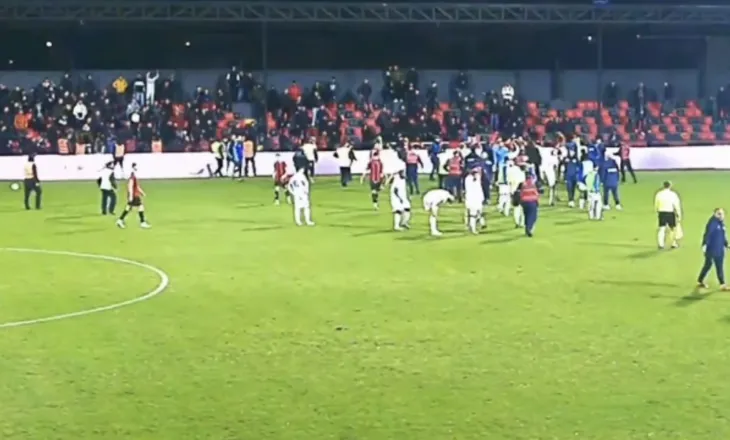 Teuta thirrje FSHF-së: Merrni masa për dhunën në Vlorë, lojtarët tanë u goditën