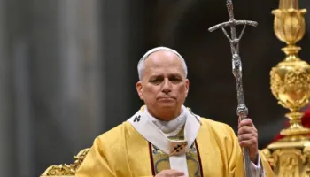 Thirrje për paqe dhe dhembshuri në meshën e Krishtlindjes