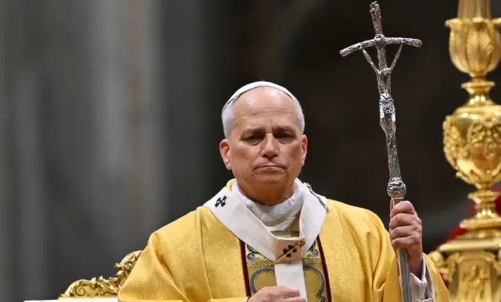 Thirrje për paqe dhe dhembshuri në meshën e Krishtlindjes