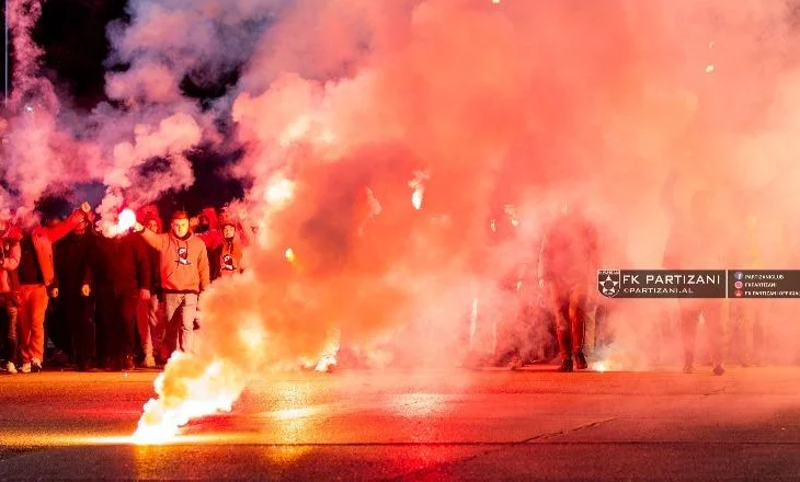 Tifozët e Partizanit ‘djegin’ kryeqytetin para derbit me Tiranën (FOTOT)