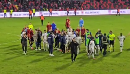 Tifozët futen në fushë në fushë në ndeshjen Flamurtari-Teuta, përplasen ne futbollistët