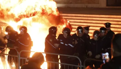 TIRANA E MADHE/ Braçe bën krahasimin: Dikur policia e Berishës vriste protestues, sot policia u shpëton jetën