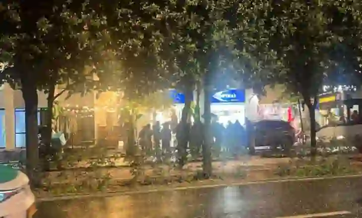 Tiranë/ Aksident tek Bulevardi Zogu i Parë, raportohet se makina përplasi motorin