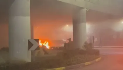 Tiranë/ Momente paniku, një makinë në flakë pranë digës së liqenit