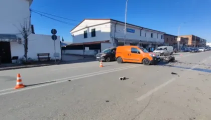 Tjetër aksident në unazën e qytetit, automjeti përplaset me motorin