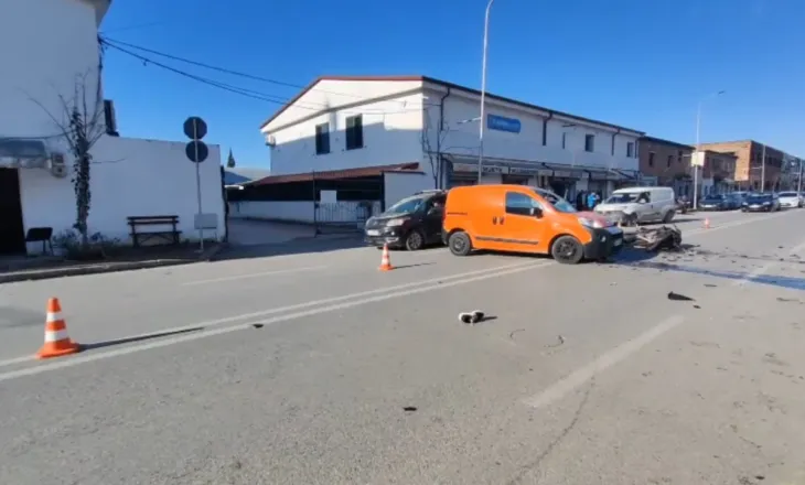 Tjetër aksident në unazën e qytetit, automjeti përplaset me motorin