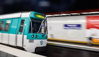 Tmerr në metronë e Parisit, tre gra plagosen me thikë, autori në arrati