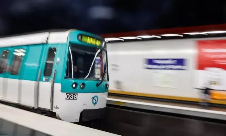 Tmerr në metronë e Parisit, tre gra plagosen me thikë, autori në arrati