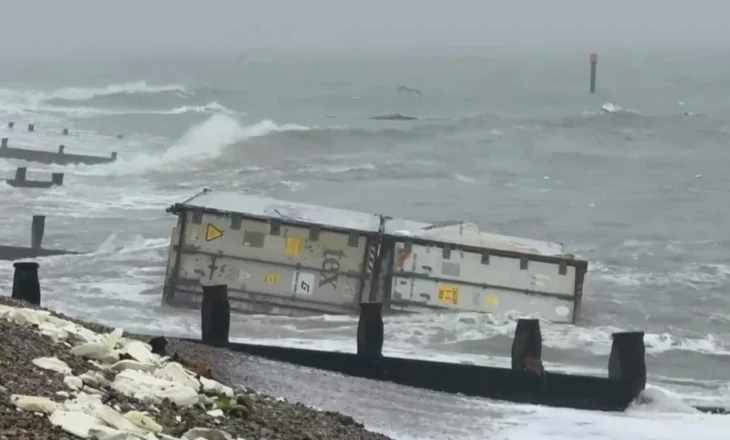 Tonelata me banane në brigjet britanike, autoritetet: Mos i hani ato