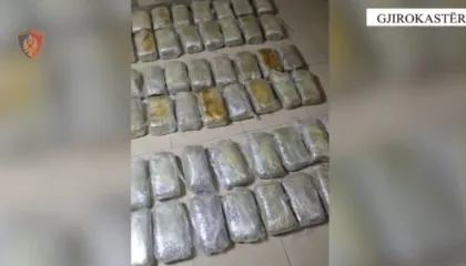 Trafik droge drejt Greqisë, kapen 51 kg kanabis, pranga të riut, në kërkim tre të tjerë