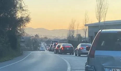 Trafik i rënduar automjetesh në Rrugën e Arbrit
