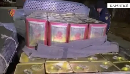 Trafik narkotikësh dhe kontrabandë mallrash, ndalohen në Kapshticë 2 të shpallur në kërkim, një tjetër arrestohet