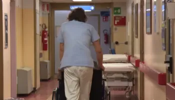 Tragjedi në familje, nënë e bijë humbin jetën nga helmimi gjatë darkës së Krishtlindjes! Nën hetim disa persona përfshirë edhe mjekët