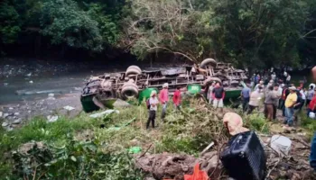 Tragjedi në Meksikë, të paktën dhjetë të vdekur dhe 32 të plagosur nga përmbysja e një autobusi